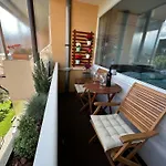 Modern Cute With Balcony, Center 아파트 *