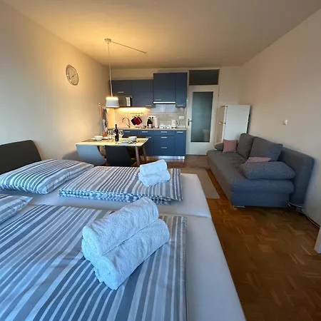 아파트 Modern Cute With Balcony, Center *