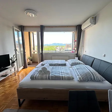 Modern Cute With Balcony, Center Apartamento